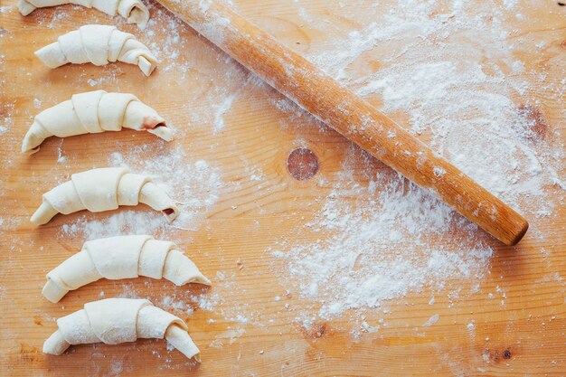 Croissants con mermelada en una tabla de madera