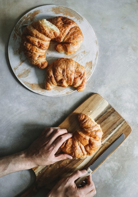 Croissants en una mesa de desayuno