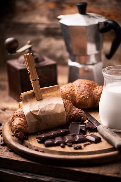 Croissants en una mesa de madera rústica