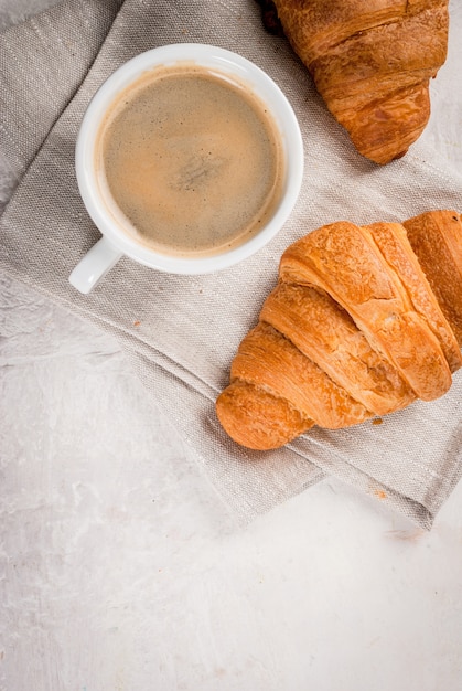 Croissants mit einer Tasse Kaffee