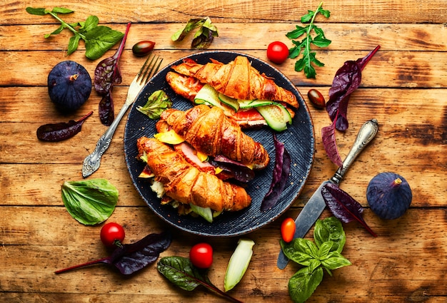 Croissants mit Fleisch und Fisch, gesundes Frühstück