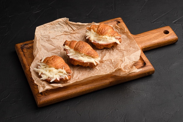 Croissants mit Füllungen Croissants mit verschiedenen Füllungen auf schwarzem Hintergrund