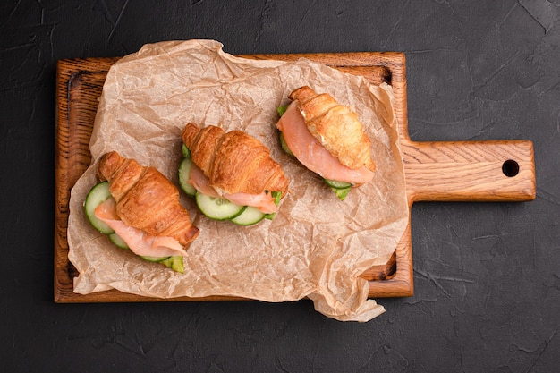 Foto croissants mit füllungen croissants mit verschiedenen füllungen auf schwarzem hintergrund