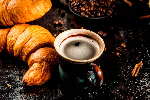 Croissants mit Kaffee