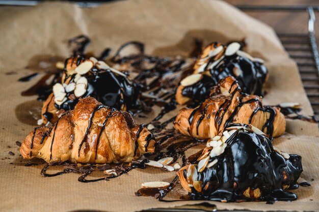 Croissants mit Schokolade und Honig auf dem Tisch mit