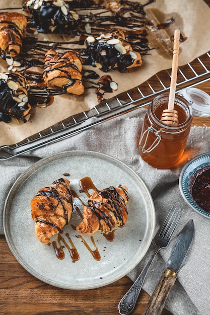 Croissants mit Schokolade und Honig auf dem Tisch mit