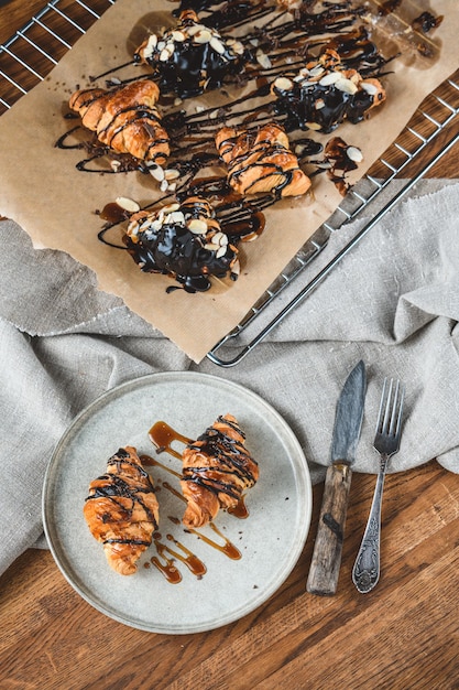 Croissants mit Schokolade und Honig auf dem Tisch mit