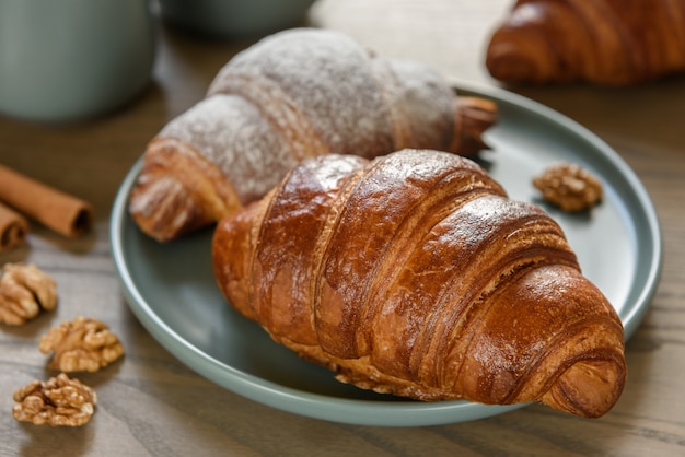 Croissants y nueces en un plato