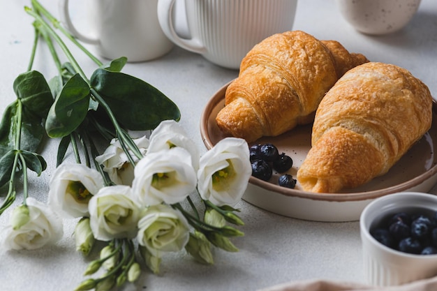 Foto croissants num prato com mirtilos