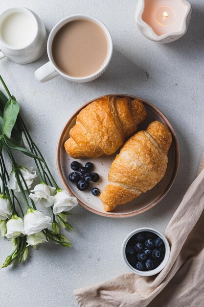 Foto croissants num prato com mirtilos