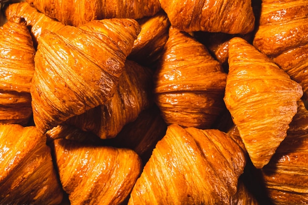 Croissants en una panadería croissants recién horneados sobre fondo de textura