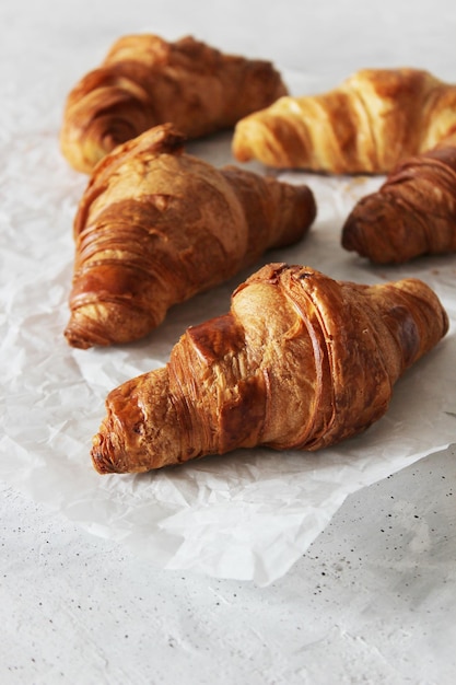 Croissants en el papel artesanal blanco.