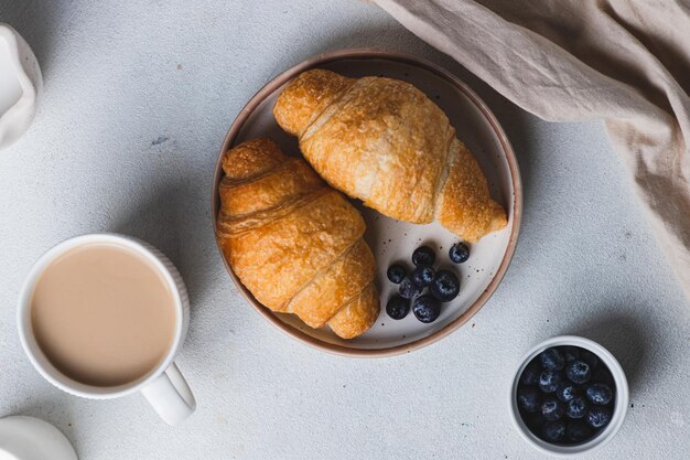 Foto croissants en un plato con arándanos