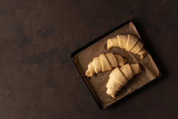 Croissants recién hechos con chocolate en una vista superior de la bandeja