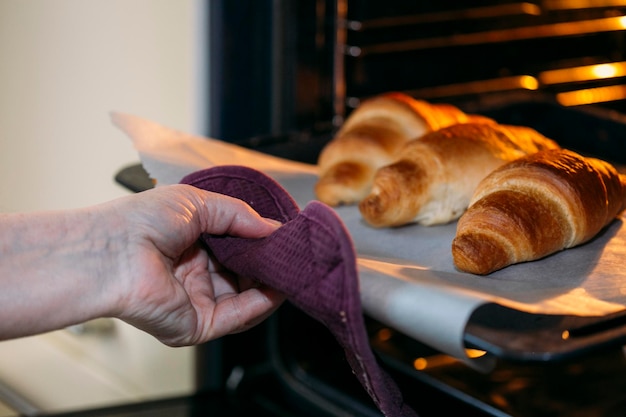 croissants recién hechos en el horno