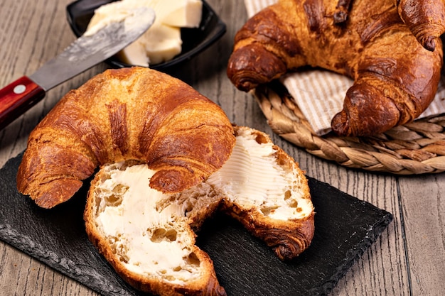 Croissants recién hechos con mantequilla