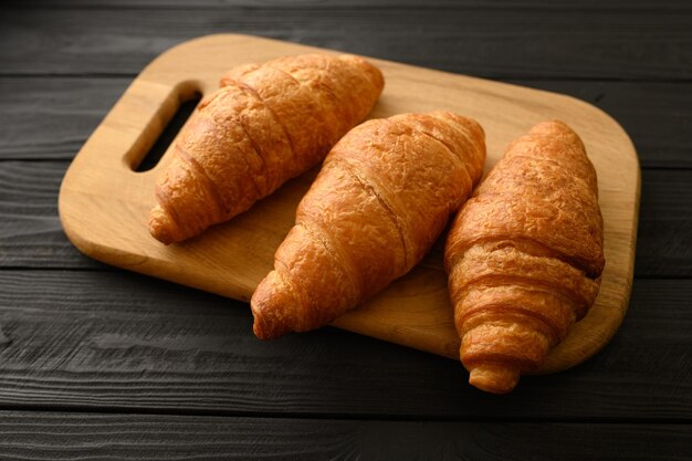 Croissants recién hechos sobre un fondo de madera