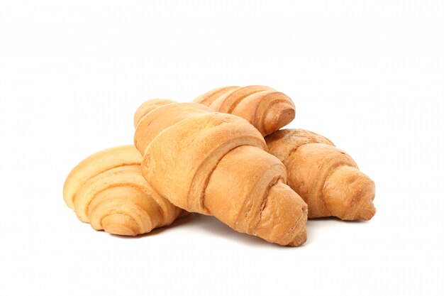 Croissants recién horneados aislados sobre fondo blanco.