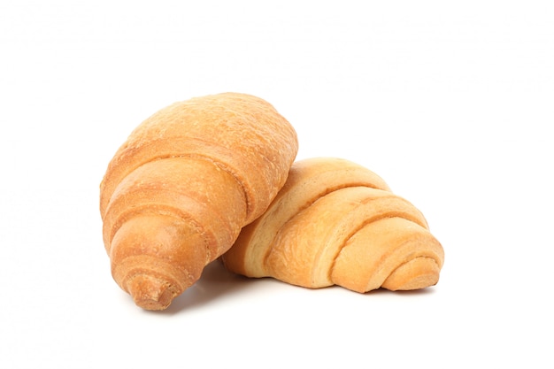 Croissants recién horneados aislados sobre fondo blanco.