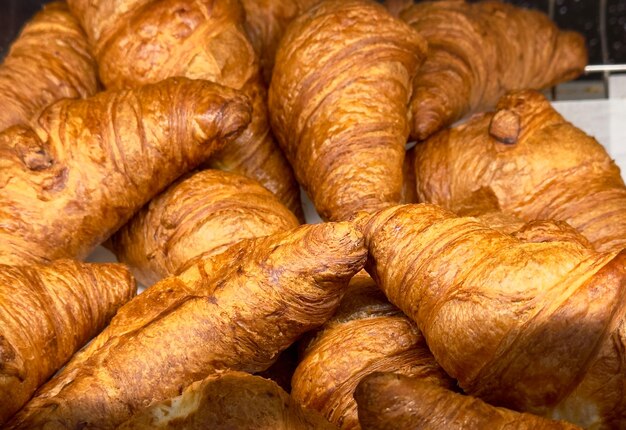 Croissants recién horneados con crema en un estante