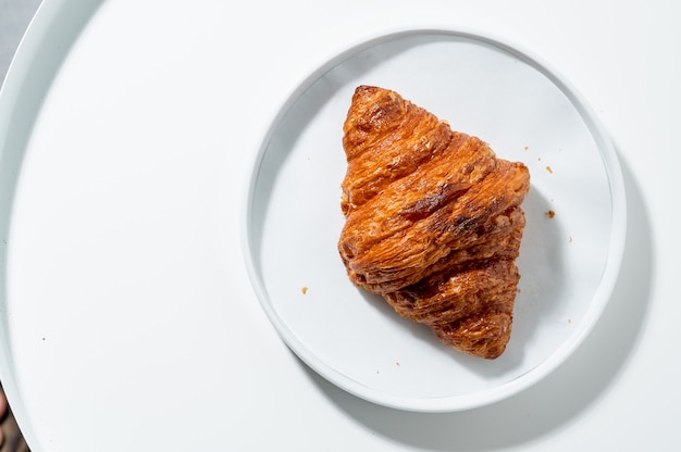 Croissants recién horneados en el cuadro blanco