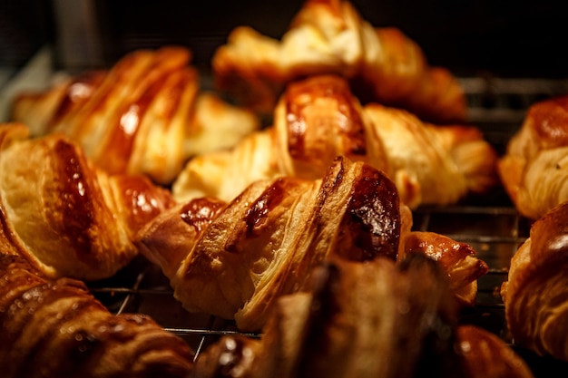 Croissants recién horneados. Enfoque selectivo.