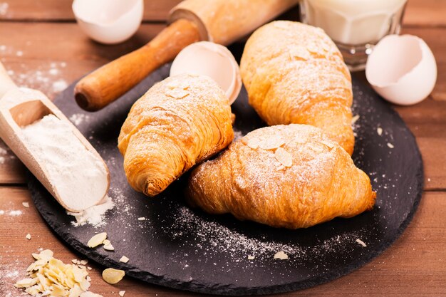 Croissants recién horneados con hojas de almendra