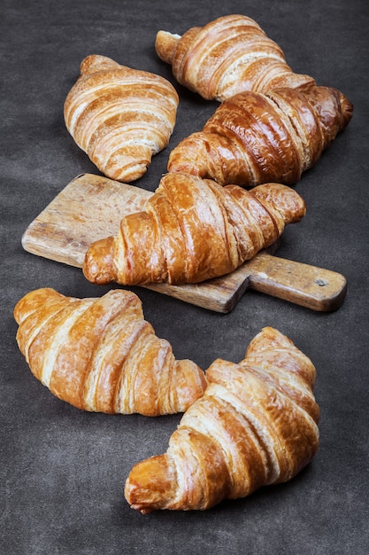 Foto croissants recién horneados en la mesa del desayuno