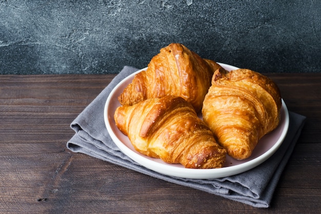 Croissants recién horneados en un plato