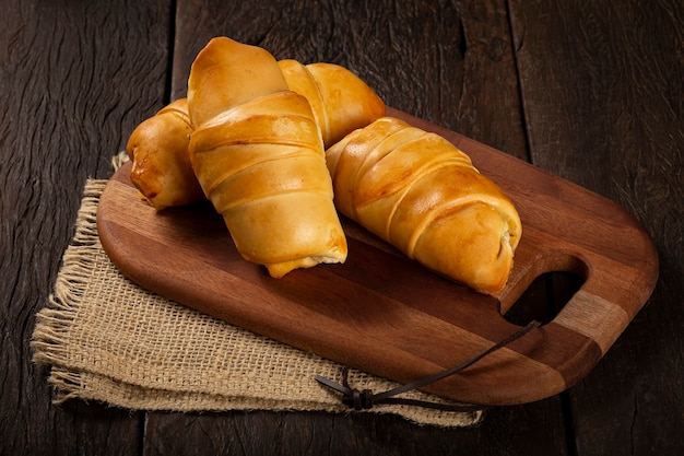 Croissants recién horneados tradicionales en la mesa