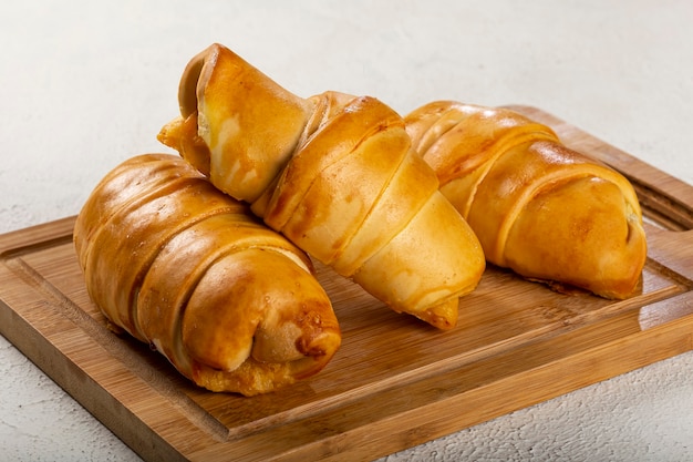 Croissants recién horneados tradicionales en la mesa