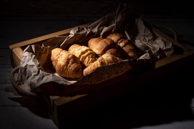 Croissants recién horneados yacen sobre la mesa en la cocina