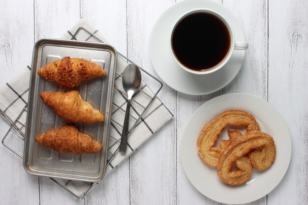 Foto croissants saborosos no fundo de madeira