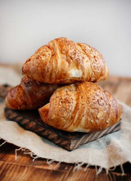 croissants sobre un fondo de madera