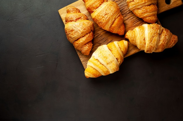 croissants sobre un fondo de piedra