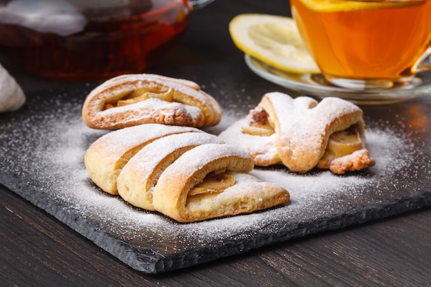 Croissants y té en un oscuro