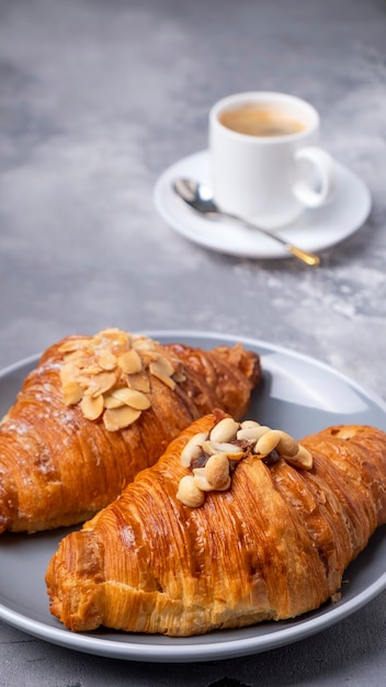 Croissants und eine Tasse Kaffee. Morgenfrühstückskonzept