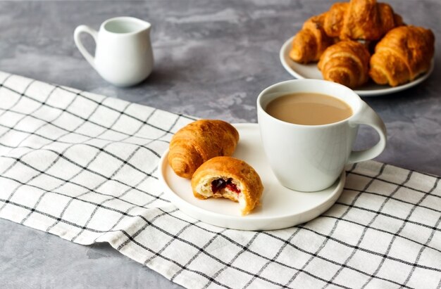 Croissants und eine Tasse Kaffee