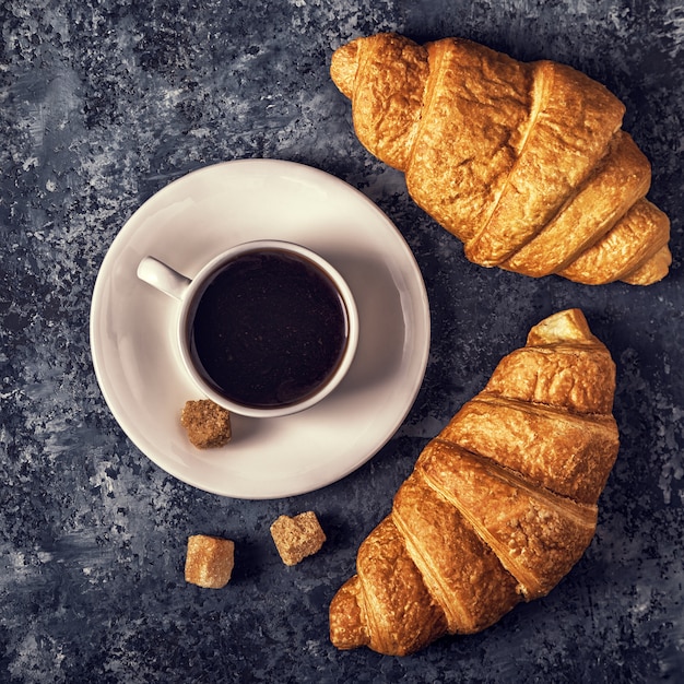 Croissants und Kaffee im Dunkeln