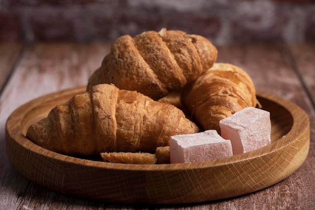 Foto croissants und lokum auf dem tisch in der küche