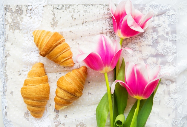 Croissants und rosa Tulpen