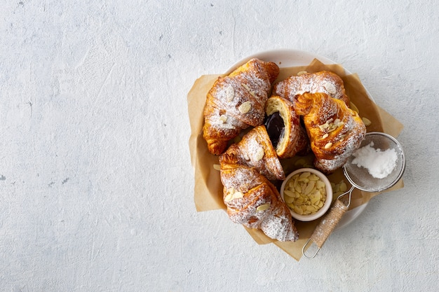 Croissants veganos com flocos de amêndoa e açúcar de confeiteiro vista superior