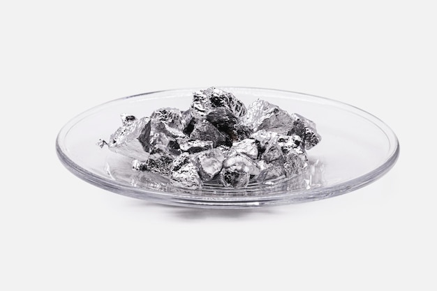 El cromo, un elemento químico metálico, es un metal de transición esencial para la fabricación de pigmentos de acero inoxidable o cromo.