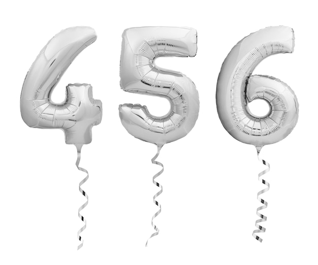 Cromo prata números 4, 5, 6 feitos de balões infláveis com fitas isoladas no fundo branco