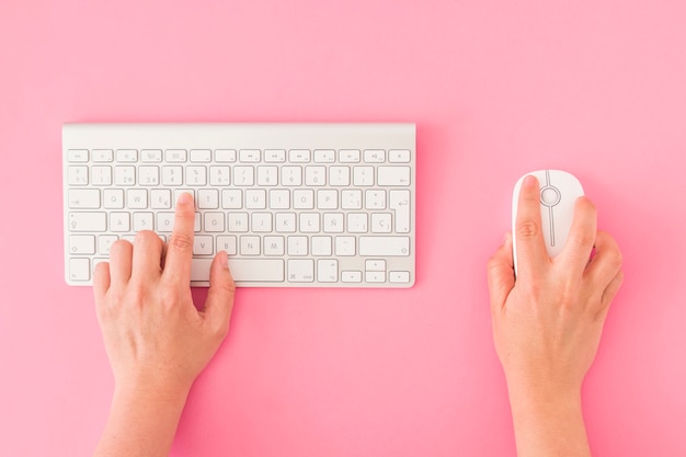Crop Hände mit Tastatur und Maus