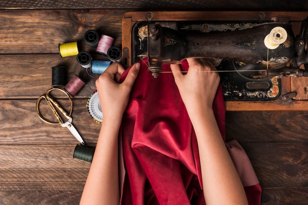 Foto crop hands auf maschine nähen