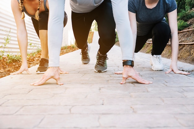 Crop Menschen sprinten auf dem Bürgersteig