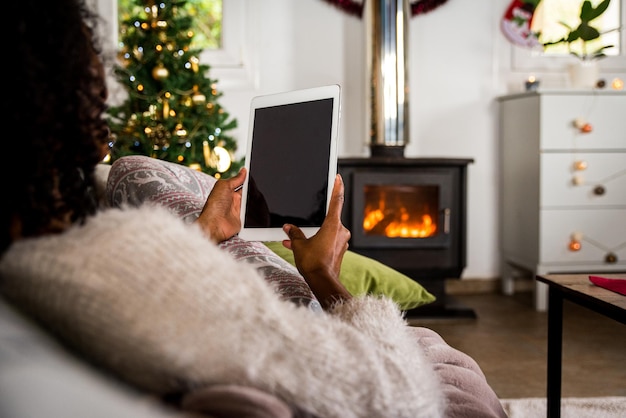 Crop schwarze Frau mit Tablet