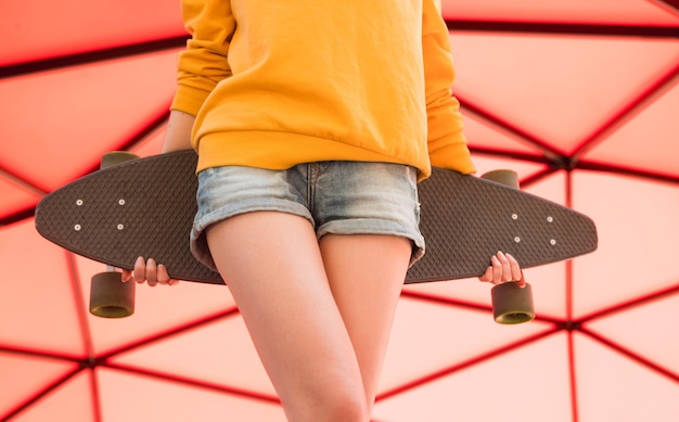 Crop Skater mit Skateboard im Park