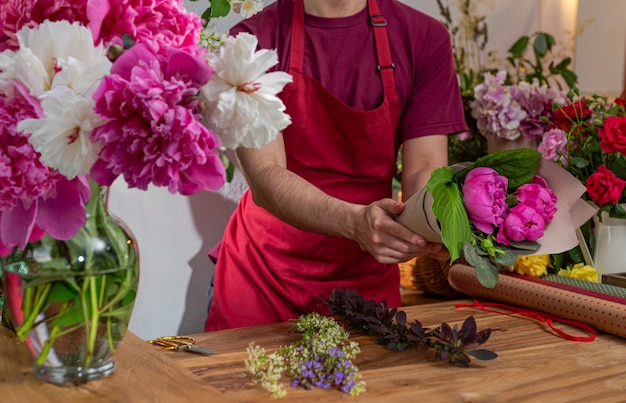 Crop-View-Saller von Blumen. Floristisches Geschäft. Arrangement von Blumensträußen.